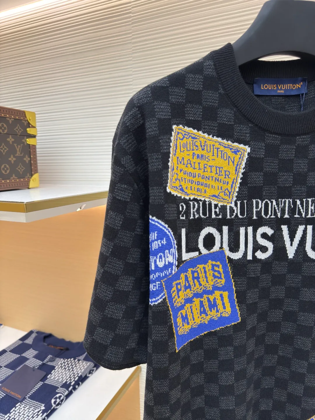 LOUIS VUITTON Checkerboard knitted short-sleeved shirt ●Authentic product: Purchased and developed by 11100 ●Item number: 1680281-A85 ●Fabric: Jacquard intarsia texture ●Technology: Double-sided wool hanging process ●Version: Fitted version ●Size: XS-S-M-L ●Weight: about 355 grams ●Description: The pattern adopts double-sided hanging wool technology, fine workmanship, and clear texture lines. The ultra-fine woven threads are made of environmentally friendly fibers. The overall routing is straight and delicate. The fabric is comfortable and soft, and the color is consistent without color difference. It can be matched with the same style to create a fashionable look and control various occasions. Customized accessories, complete with three standards, same style for men and women!
